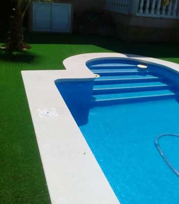 foto piscina con césped artificial