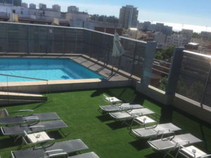 hotel piscina con cesped artificial