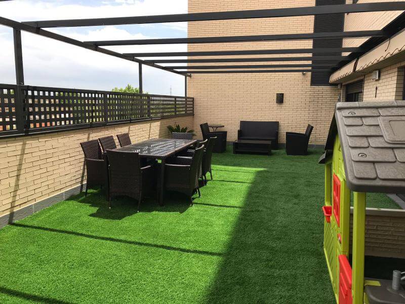 Cómo colocar césped artificial en terrazas y patios